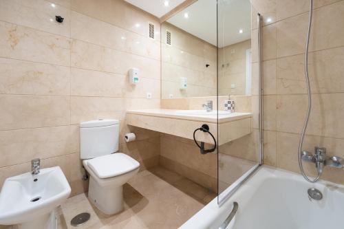 MARBELLA HOME RENTALS - Marina Banus, Puerto Banús, 2BR Comfortable, Pool & Parking
