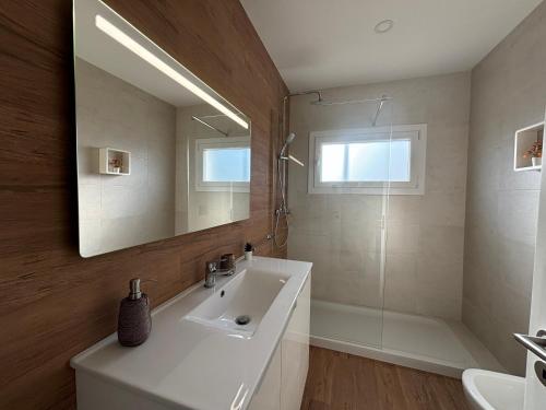 a bathroom with a sink and a mirror at Casa de Azeitão in Aldeia de Irmãos