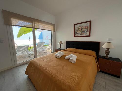 a bedroom with a bed with towels on it at Casa de Azeitão in Aldeia de Irmãos