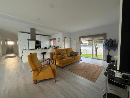 a living room with two chairs and a couch at Casa de Azeitão in Aldeia de Irmãos