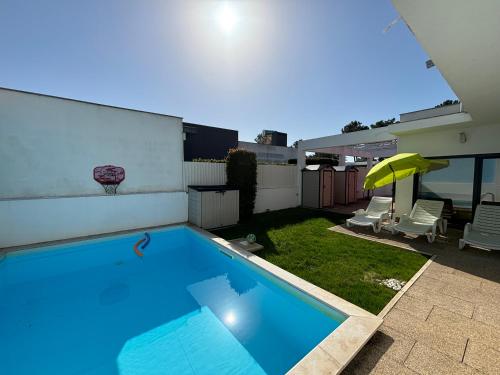 a swimming pool in the backyard of a house at Casa de Azeitão in Aldeia de Irmãos