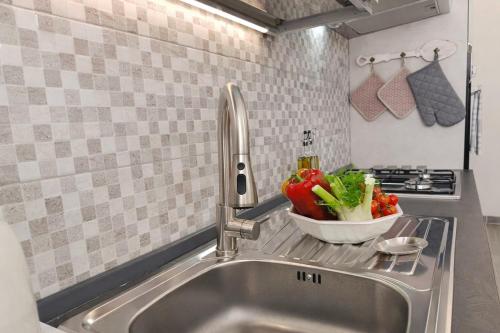 a kitchen sink with a bowl of vegetables on it at La casa di Armida in Radicofani