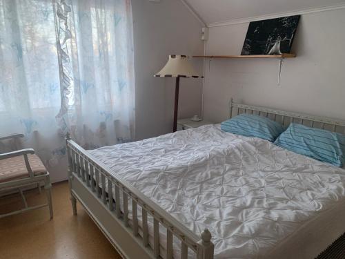 a bedroom with a bed and a window at Koskelo in Kiuruvesi
