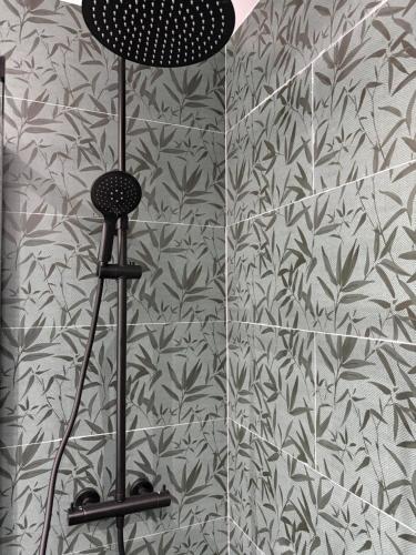 a room with a wall with a plant wallpaper at Sueña Toledo- Apartamentos turisticos con piscina in Toledo