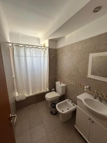 a small bathroom with a toilet and a sink at Zárate Temporarios in Zárate
