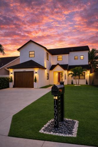 a house with a mailbox in the front yard at Casa Madrisqui Heated Pool Oasis 12 Guests Midway Keys & Miami in Homestead