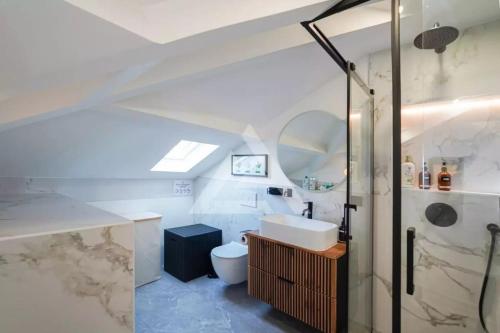 a bathroom with a shower and a sink and a toilet at Monte Carlo Monaco Border - luxury, modern, cozy with home feelings and See View in Beausoleil