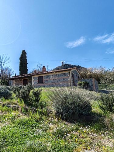 an old house in the middle of a field at La Capanna in Radicofani
