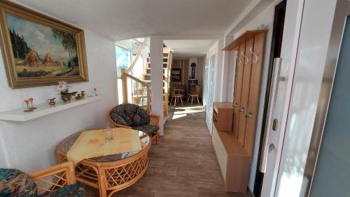 a hallway with a table and chairs in a room at Ferienwohnung Heidebergblick in Lawalde
