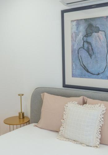 a bedroom with a bed with a picture on the wall at Dolce Vita Heroismo in Porto