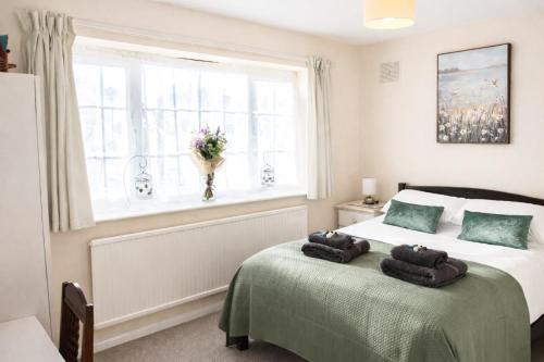 a bedroom with a bed with two towels on it at Oxford Cottage in Wheatley - Parking & Garden in Wheatley