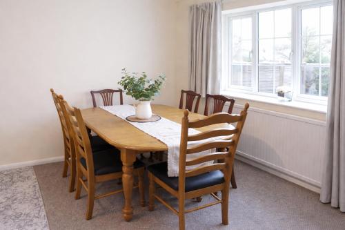a dining room with a wooden table and chairs at Oxford Cottage in Wheatley - Parking & Garden in Wheatley