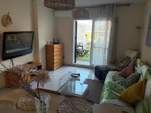 Apartamento en Mijas con Terraza, capacidad para 5 personas con piscina de temporada hasta 31 de agosto