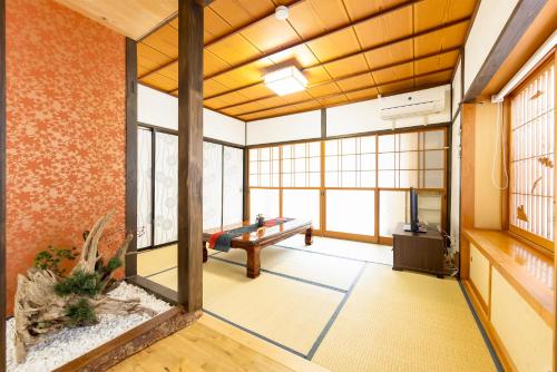 an empty room with a bench and windows at Goen in Iwaki