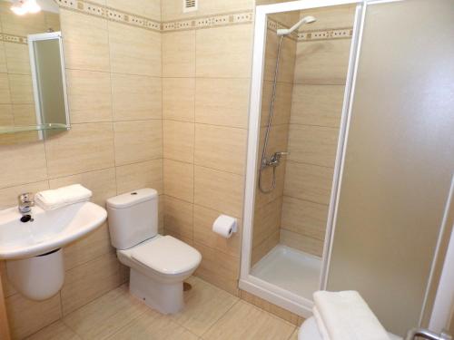 A bathroom at Apartamentos Medano - Oeste