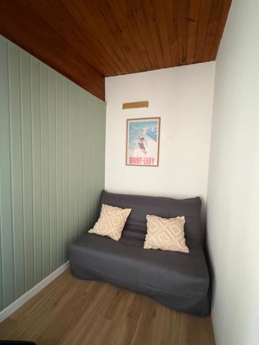 a small bed in a room with a wooden ceiling at Maison Bayle in Vignec