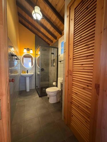 a bathroom with a toilet and a sink at Casa do Laureano in Santo Amaro