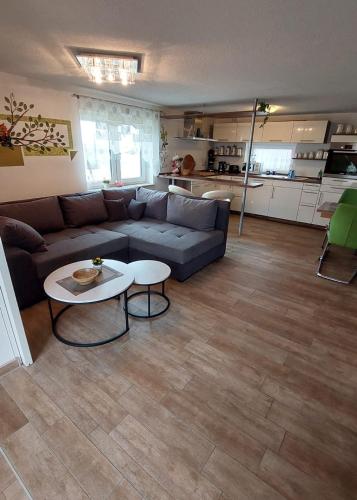 a living room with a couch and a table at Ferienwohnung Heidebergblick in Lawalde