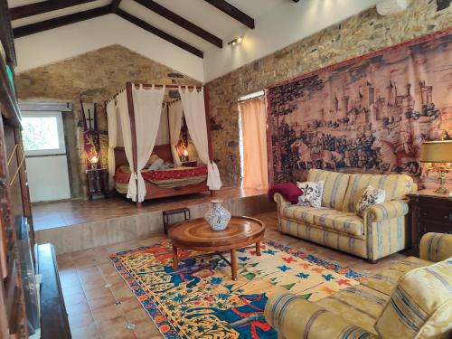 a living room with a couch and a table at Sintra Knights Lodge in Terrugem