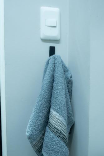 a blue towel hanging on a door knob at Studio confort com ar Centro de Niteroi in Niterói
