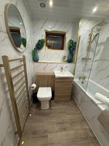 a bathroom with a toilet and a sink and a shower at 2 Bed Entire Upper Cottage Flat in Central Glasgow in Glasgow