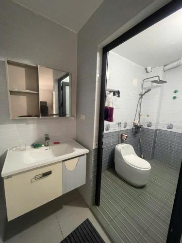 a bathroom with a sink and a tub and a toilet at Kì thanh hotel in Thanh Hóa