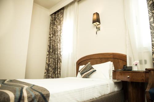 Katil atau katil-katil dalam bilik di Cherry Maryski Hotel
