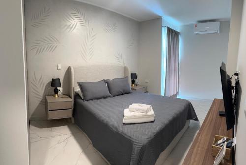 a bedroom with a bed and a wall with plants at Serenity Loft - Confort, Relax y Buena Ubicación in Santa Cruz de la Sierra