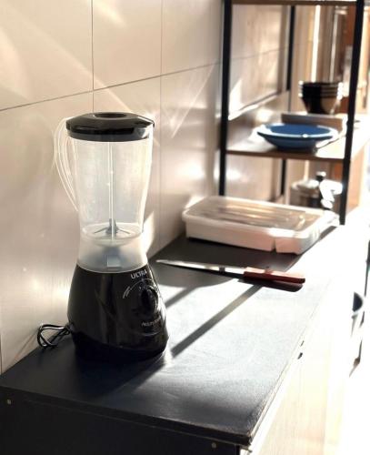 a blender sitting on top of a counter at Pousada Lemon Quartos Casal e Família - Ar condicionado e Frigobar - Sesc Bertioga in Bertioga