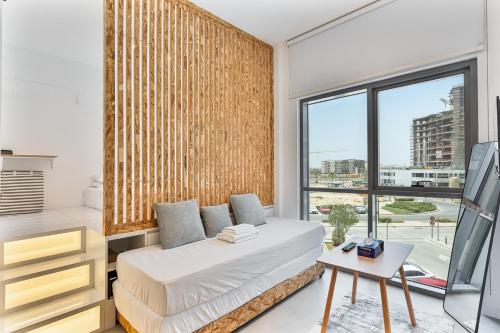Chic Studio with Pool and Gym Access I 18-Mins to Dubai Expo City