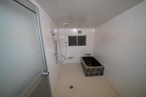 ein Badezimmer mit Dusche und Waschbecken in der Unterkunft あわい in Kure
