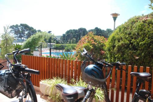 two bikes parked in front of a fence at Can Miquel in L'Escala