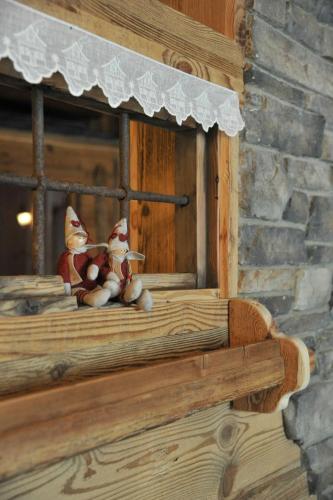 two stuffed animals sitting on a window sill at L'Ancien Paquier Chambre D'Hotes in Valtournenche
