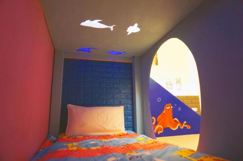 a bedroom with a bed in a room with a window at Happy House Homestay in Hualien City