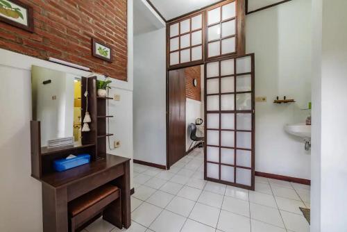 a bathroom with a sink and a mirror at Dedaunan Guesthouse in Tlekung