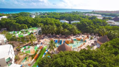 普拉亚卡门Sandos Caracol Nature Resort & Water Park的水上公园的空中景致