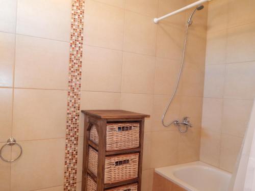 W łazience znajduje się prysznic, toaleta i umywalka. w obiekcie Departamento Sierras Pampas w mieście Tandil