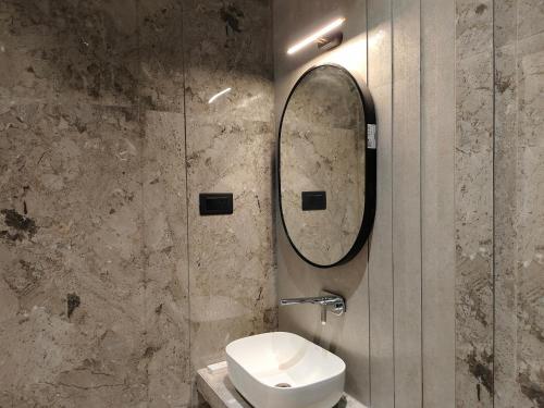 a bathroom with a toilet and a mirror at Hotel Raas Vrindavan in Laling