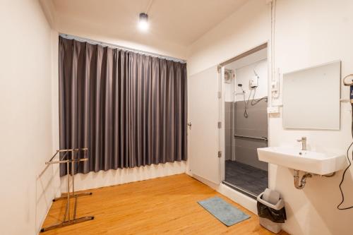 a bathroom with a sink and a mirror at House - 5 bedrooms only 6mins walk to MRT Rama 9 in Bangkok