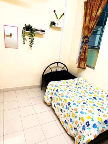 a bedroom with a bed and a window at SuaTamu Homestay One Aircond in Kamunting