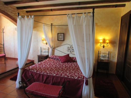 Un pat sau paturi într-o cameră la Hotel Real Castillo
