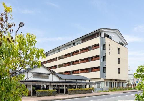 a large white building on a city street at Isegekusando Iseshinsen in Ise