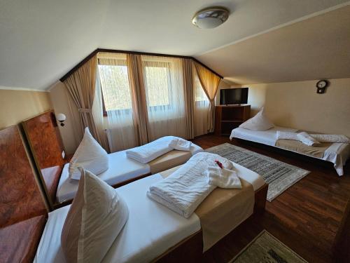 Un pat sau paturi într-o cameră la Complex Turistic Caprioara