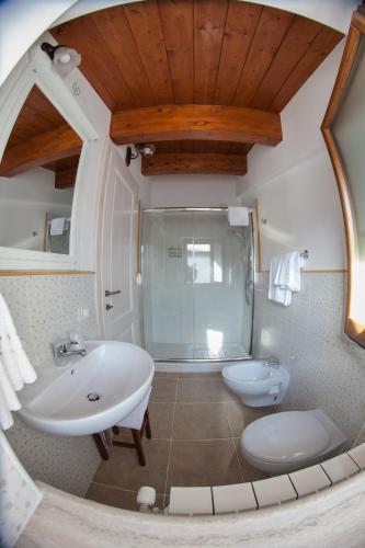 a bathroom with two sinks and a shower at Il Vicoletto B&B in Alfedena