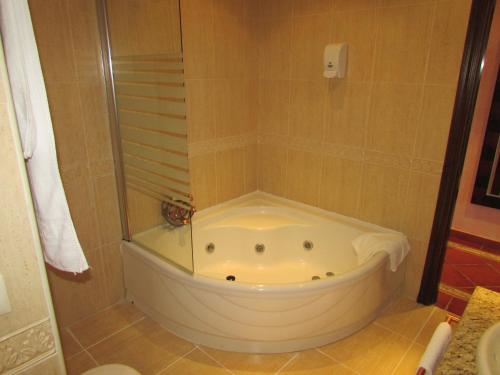a bath tub in the corner of a bathroom at Hotel Real Castillo in La Guardia