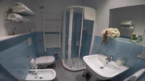Bilik mandi di Hotel Sant'Anna