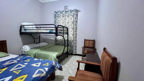 una habitación con dos literas y una silla en Yoyo Celestial Home, en Arusha