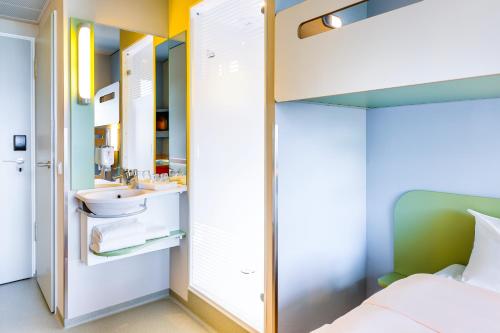 Un ou plusieurs lits dans un hébergement de l'établissement ibis budget Concarneau