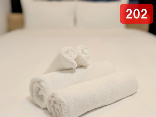 two towels sitting on top of a bed at Chateau Sunrise in Tokyo