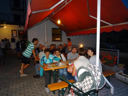 a group of people sitting at a table under a tent at Hotel Galles in Paluzza